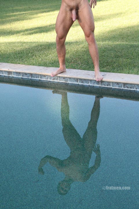 muscle man nude in the pool